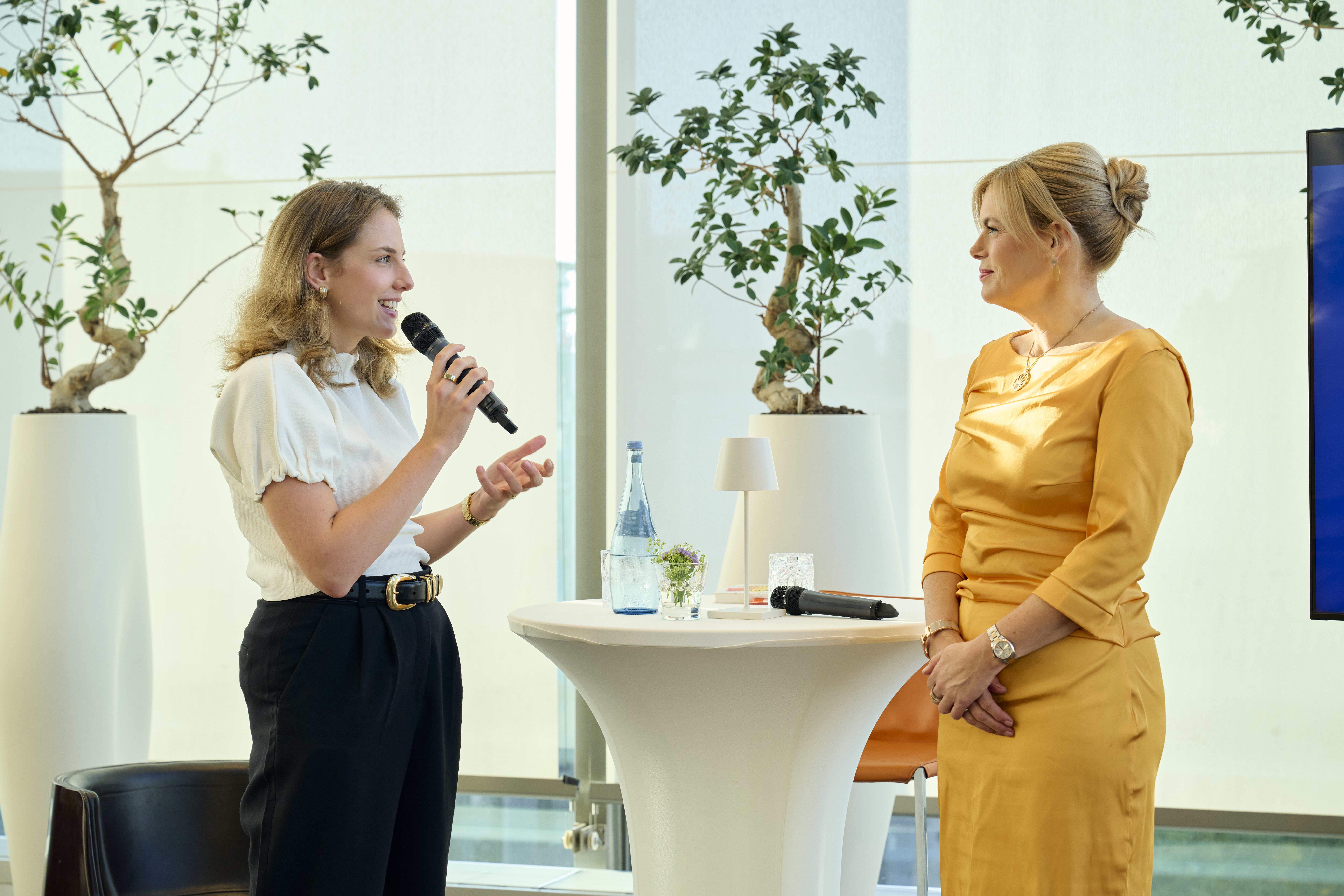 Wiebke Winter und Julia Klöckner sind auf der Bühne im Gespräch