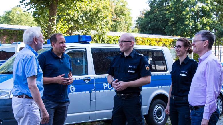 Marco Lübke im Gespräch mit Bremer Polizei