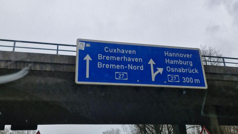 Autobahnschild zeigt die A27 in Richtung Bremerhaven an