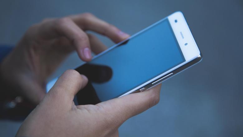 Eine Person hält ein Smartphone in der Hand