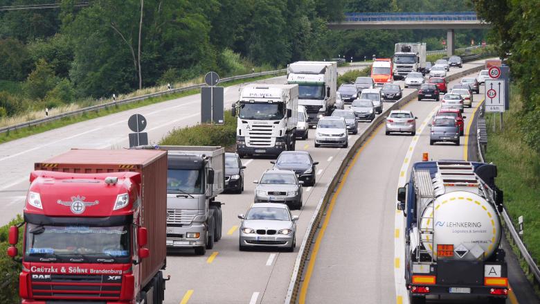 Autos und Lkw fahren auf einer Autobahn