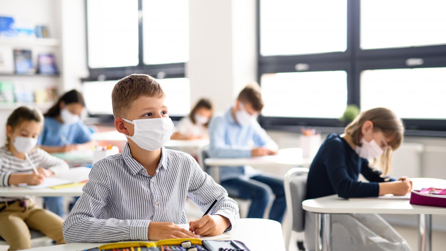 Kinder in Schule mit Maske