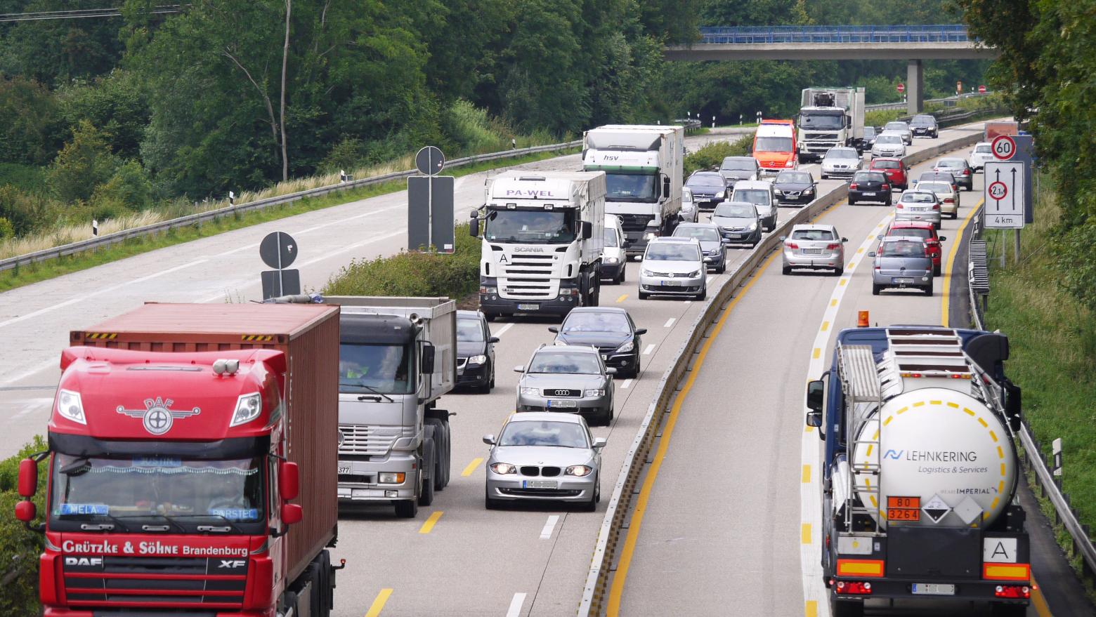 Autos und Lkw fahren auf einer Autobahn