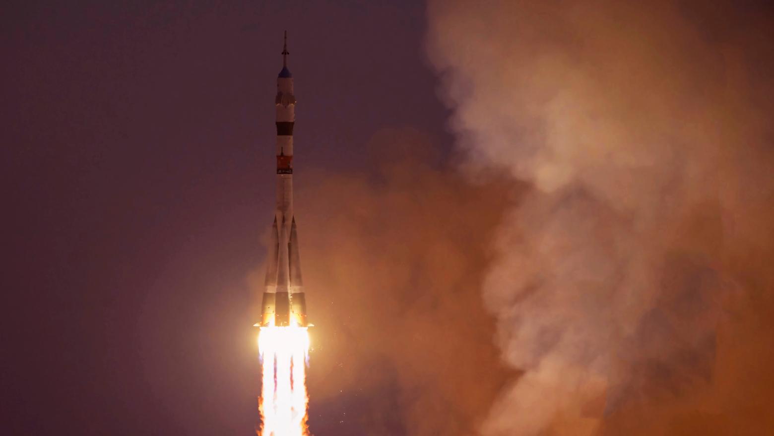 Eine Rakete startet in Richtung All