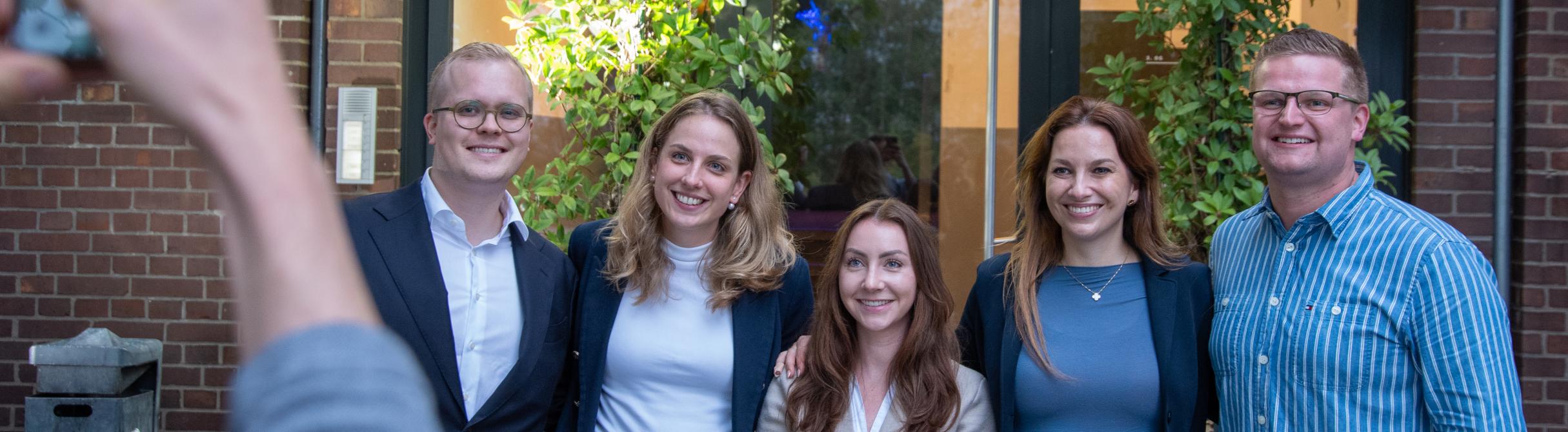Henry Ponty, Wiebke Winter, Sandra Schmull, Magdalena Finke und Martin Prigge posieren für ein Gruppenfoto