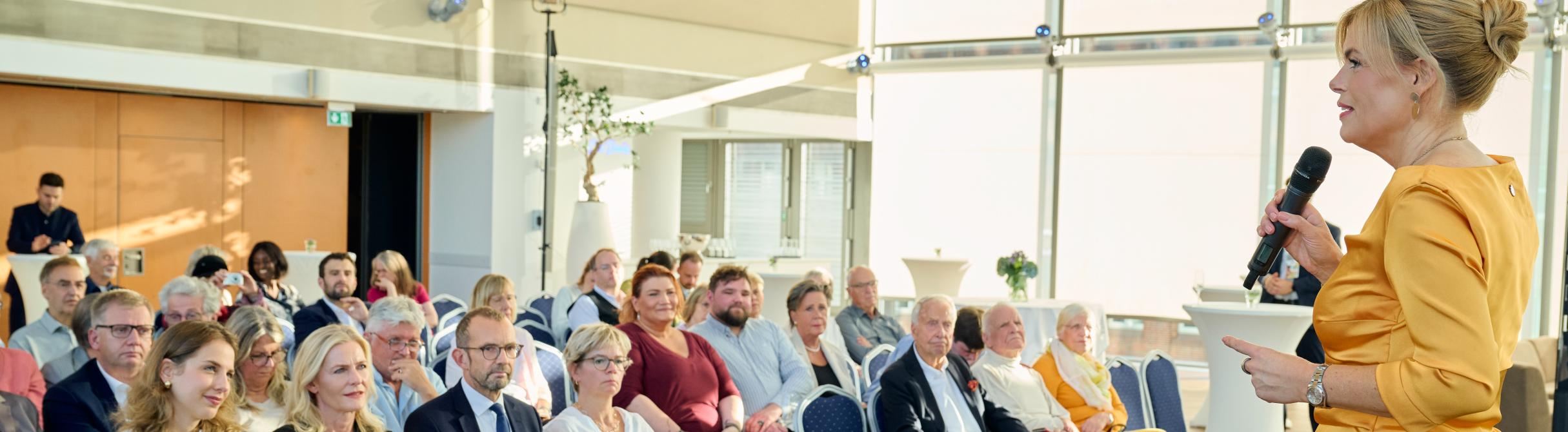 Julia Klöckner spricht bei Veranstaltung der CDU-Fraktion zum Publikum